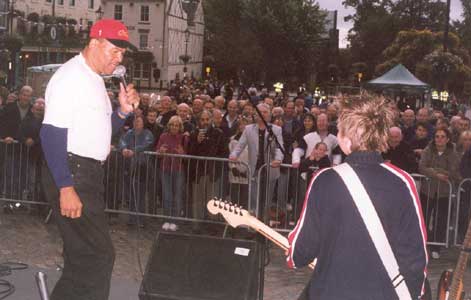Sherman Robertson at the Darlington Festival 2004. Photo copyright and thanks to Simon Redley - kudosphotos@aol.com