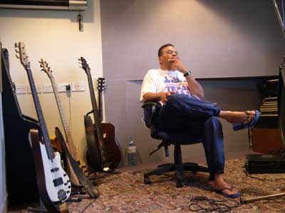 Sherman Robertson at the Running Horse Nottingham  2004. Photo copyright and thanks to Simon Redley - kudosphotos@aol.com